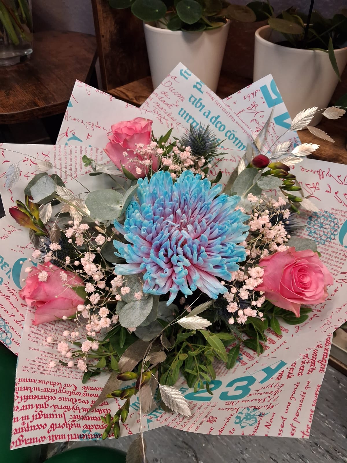 Ein knalliger Mix aus Blau und Rosa im poetischen Zeitungs-Look. Ein echter Hingucker!